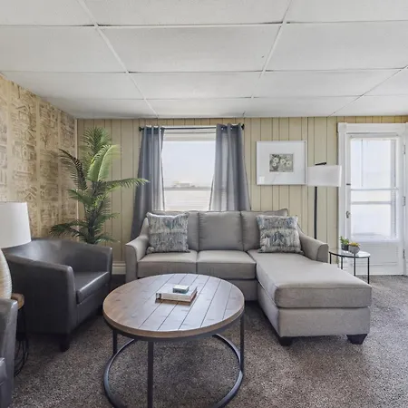 Snug Escape Close To Niagara Falls Home